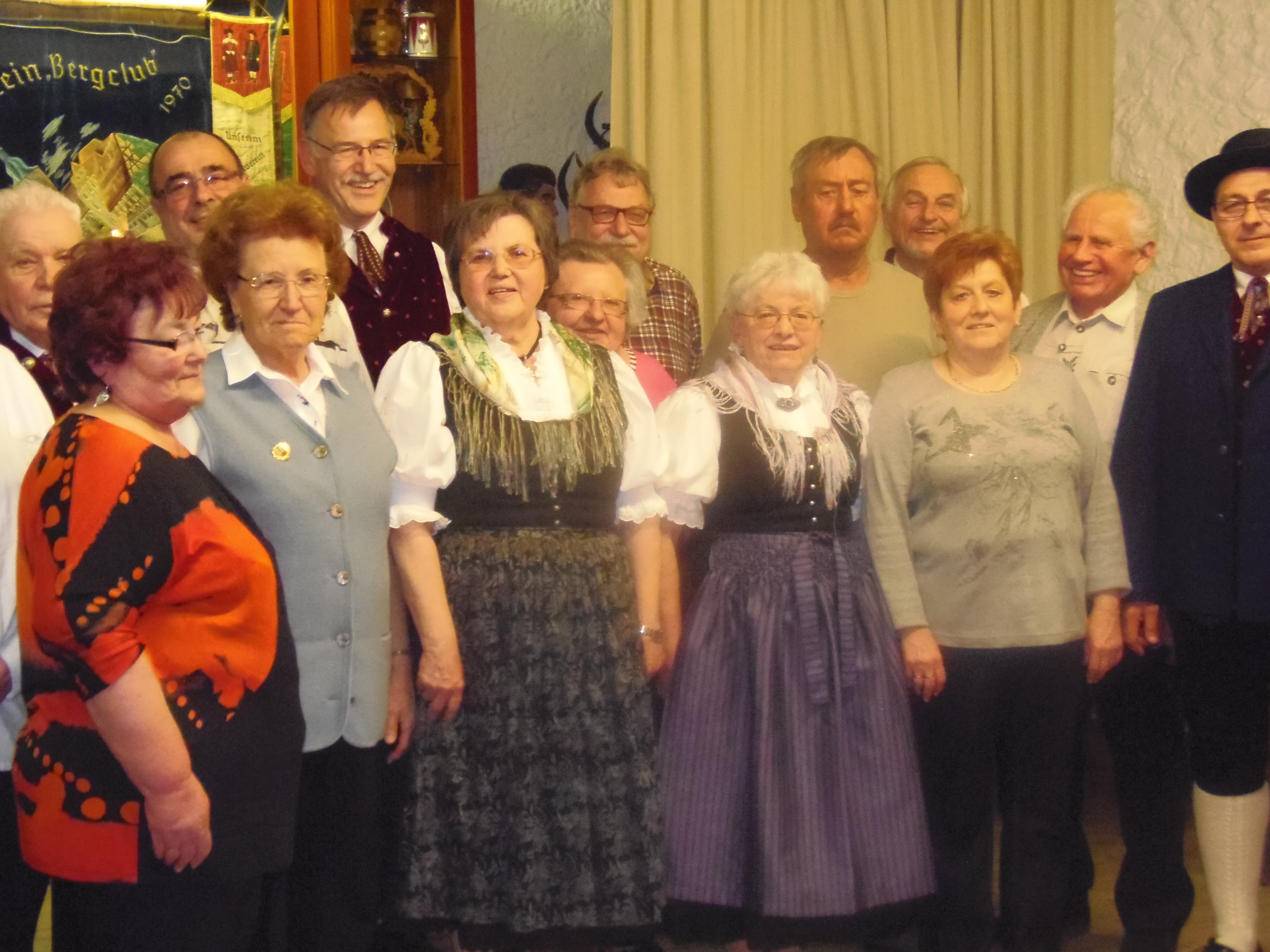 Neuer Vorstand im VTV Bergclub Zirndorf. Hintere Reihe von links nach rechts: Georg Scheckenbacher, Ronald Davis, Edwin Ernst, Werner Jungclaus, Horst Götz, Hans Decker, Peter Merkel
Vordere Reihe von links nach rechts: Edeltraud Bauer, Anita Wollek, Rosemarie Heinlein, Hannelore Tunka, Christa Scheckenbacher, Gerda Lindner, Walter Klostermeier.