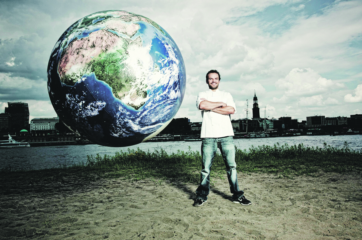 Steffen Henssler nimmt sein Publikum mit auf eine weltweite Schlemmerreise.