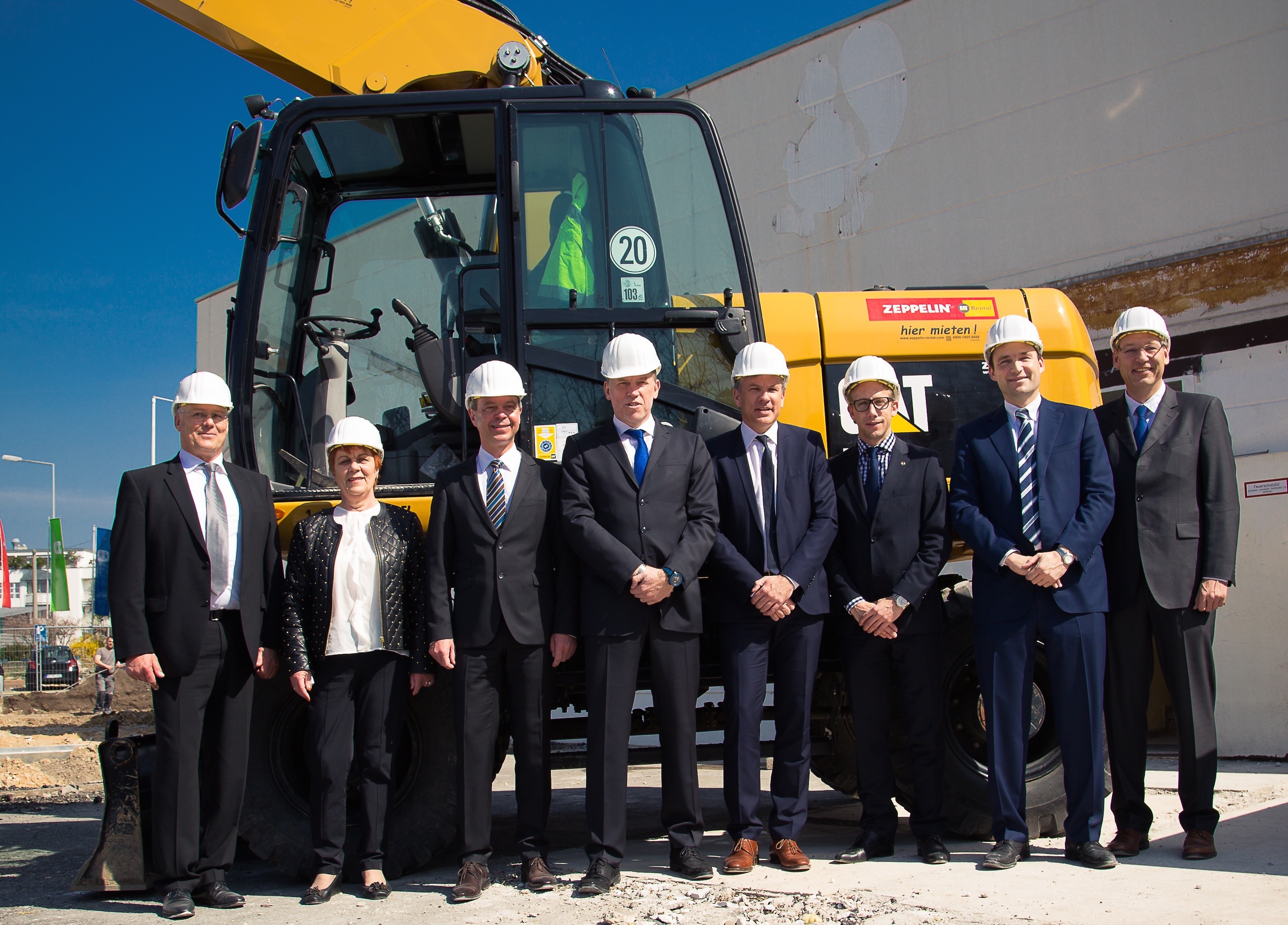 Umbau in der Bessemerstraße (v.l.): Wolfgang Mayr (Immobilien und Projektmanagement AVAG), Renate Blumenstetter (Stadträtin Nürnberg), Andreas Mutschler, Geschäftsführer Autohaus Kropf, Michael Neteler (Ford Regionalleiter Süd), Andreas Eberling (Renault/Dacia regionaler Vertriebsdirektor), Miguel Zas (Opel Distriktleiter Verkauf), Roman und Albert C. Still (Vorstand AVAG Holding SE, Augsburg).