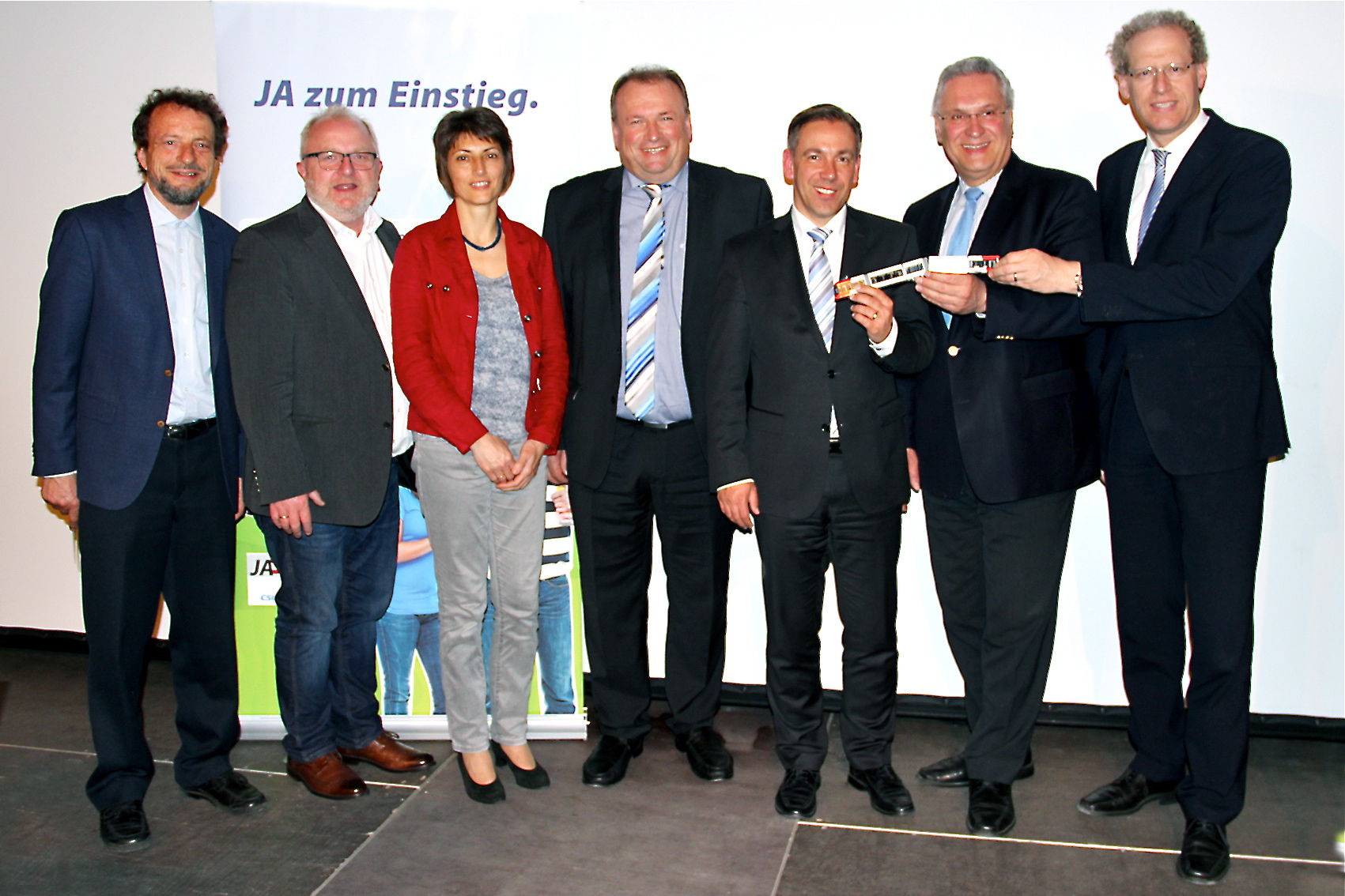 „JA zum Einstieg“ und JA zur StUB sagten in Höchstadt Wolfgang Hirschmann (Grüne), Andreas Hänjes (SPD), Esther Schuck (BI Schwabachtal), MdL Walter Nussel (CSU), Landrat Alexander Tritthart (CSU), Staatsminister Joachim Herrmann (CSU) und Herzogenaurachs Bürgermeister German Hacker (SPD / v.l.n.r.). Foto: tom