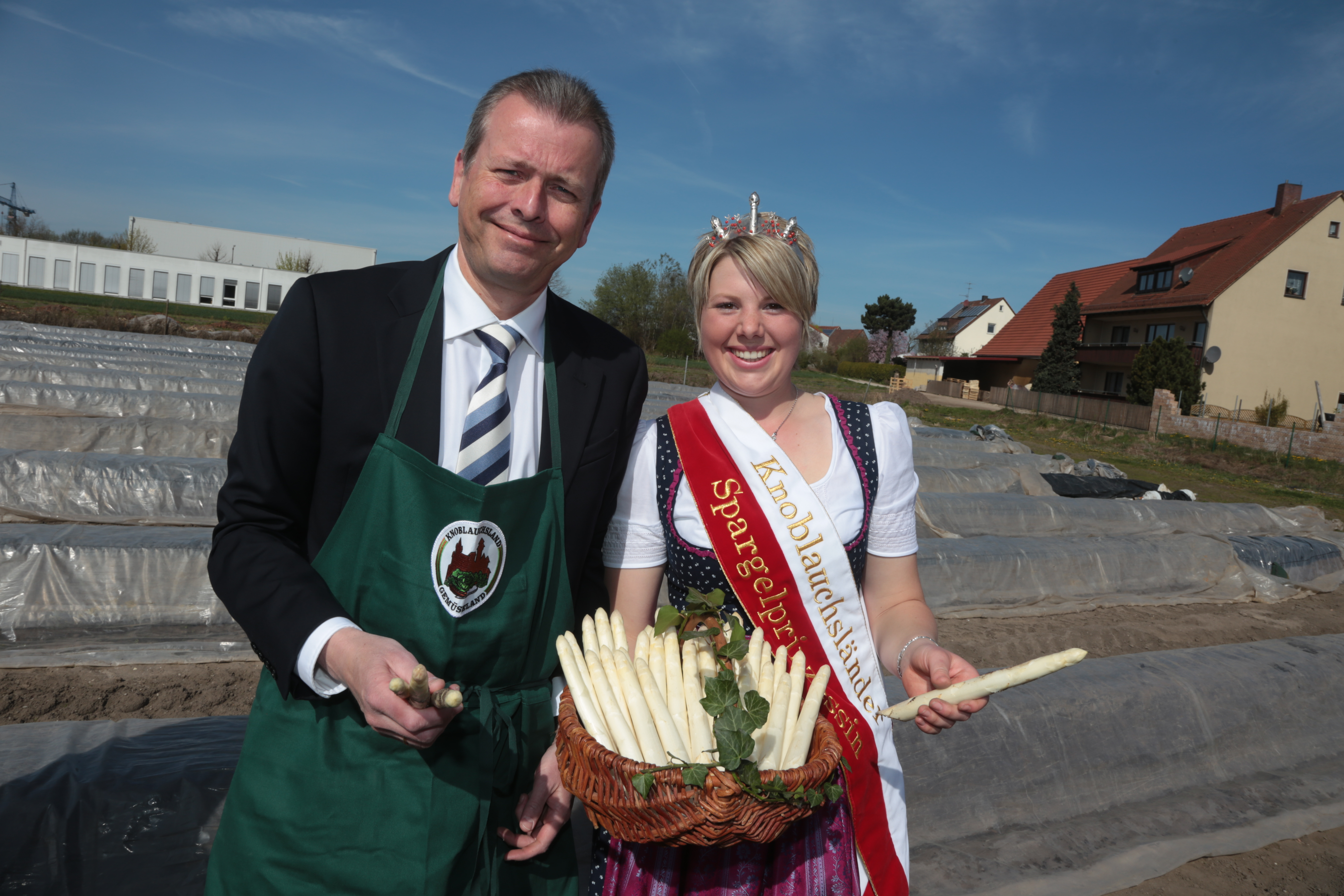 Oberbürgermeister und Floristin bei der Arbeit: Dr. Ulrich Maly und die neue Knoblauchsländer Spargelprinzessin Veronika Höfler mit den frisch gestochenen Spargelstangen.