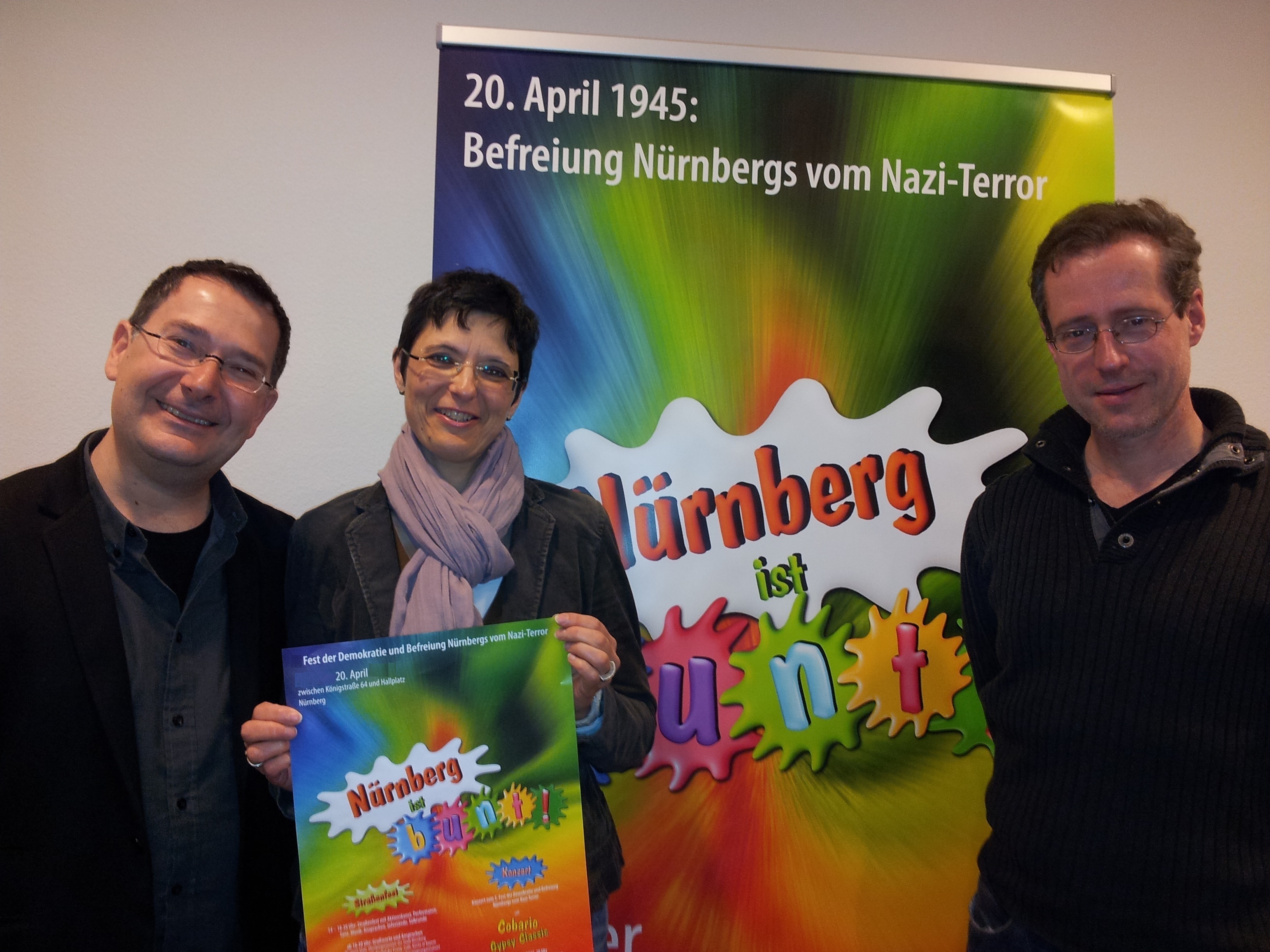 Sie planen nun schon zum siebten mal "Nürnberg ist BUNT - Fest der Demokratie und Befreiung" am 20. April in Nürnberg: Michael Ziegler (l.) für den SPD-Arbeitskreis gegen Rechts, Monika Tremel (Leiterin der Katholischen Hochschulgemeinde Nürnberg) und Jürgen Kaufmann (Pastoralreferent bei der offenen Kirche St. Klara). Hier stellen die drei das neue Logo vor.