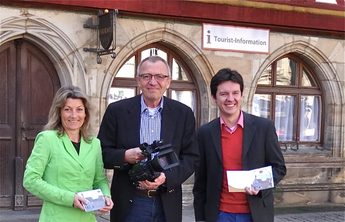 Die Leiterin der Tourist-Information, Irene Mattle, Filmemacher Joachim Häntzschel und Viktor Naumann, Leiter des Referats Wirtschaft und Stadtmarketing (v.l.n.r.), präsentieren die neue DVD. Foto: Stadt Forchheim