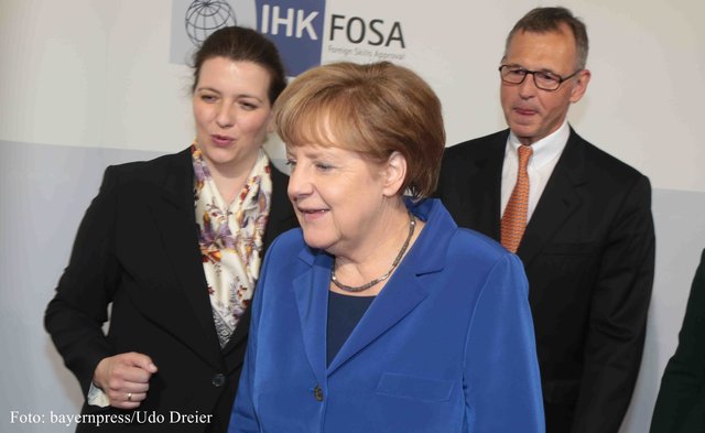 Bilderstrecke: Besuch von Bundeskanzlerin Dr. Angela Merkel bei der IHK FOSA in Nürnberg. Hier mit IHK-Präsident Nürnberg für Mittelfranken Dirk von Vopelius und der FOSA Geschäftsführerin Heike Klembt-Kriegel. | Foto: bayernpress