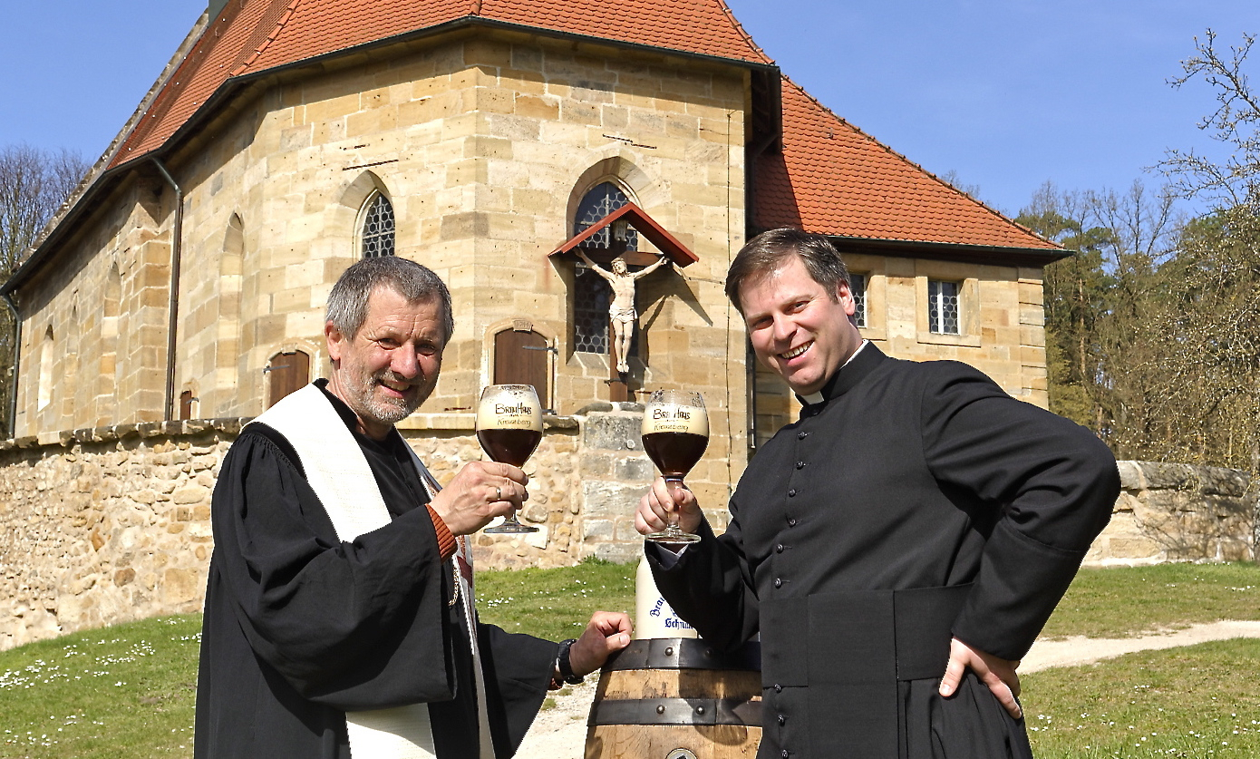 Der evangelische Pfarrer Martin Kühn (l.) und der katholische Kollege Matthias Steffel stoßen auf ihr ökumenisches Bier an. Foto: Markus Raupach