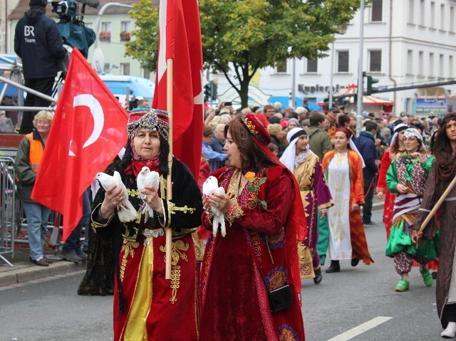 Auch ein Zeichen der gelungenen Integration: Jedes Jahr beteiligen sich die ausländischen Mitbürger - wie hier die Türken - am Kirchweihzug. Foto: Ebersberger