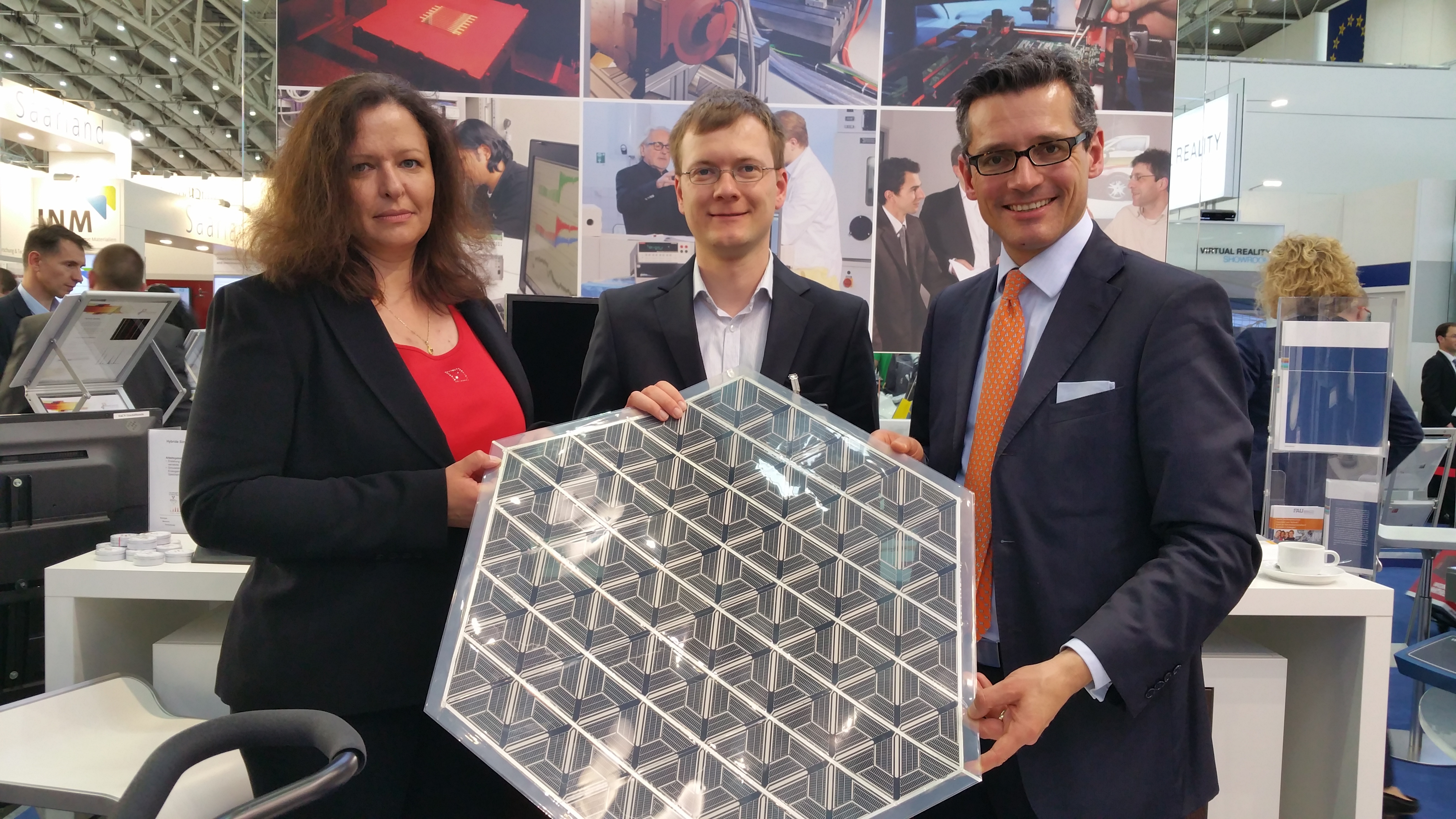 Monika Dönnhöfer, Wirtschaftsförderung der Stadt Nürnberg, Armin Haase, Friedrich-Alexander-Universität Erlangen-Nürnberg - Lehrstuhl WTM, und Dr. Michael Fraas, Wirtschaftsreferent der Stadt Nürnberg (von l.), am 16. April 2015 am Messe-Stand v. Bayern Innovativ auf der HannoverMesse 2015.