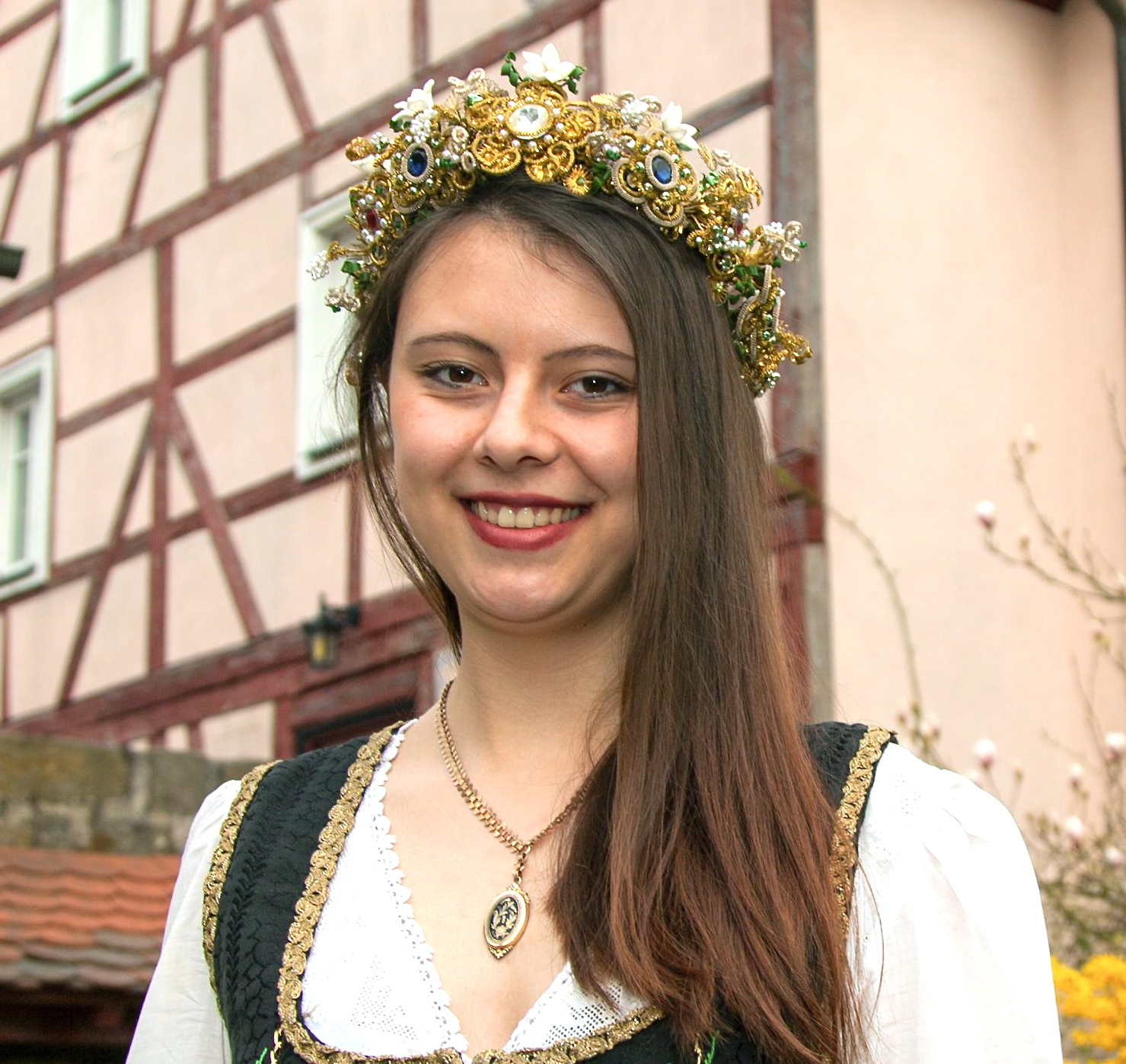 Bierkönigin Laura Kreppelt führt den Festzug von den Oberen zu den Unteren Kellern an. Foto: R. Rosenbauer