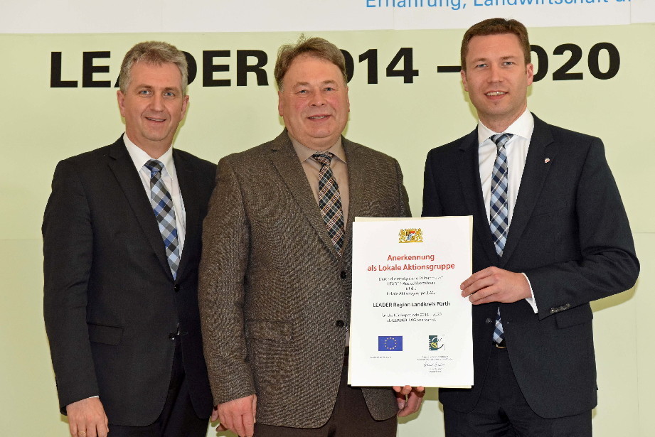 In seiner Funktion als Vorsitzender des Vereins „LEADER-Region Landkreis Fürth“ nahmen Matthias Dießl (re.) und sein Stellvertreter, Steins Bürgermeister Kurt Krömer (li.), den Förderbescheid in München von Landwirtschaftsminister Helmut Brunner entgegen.