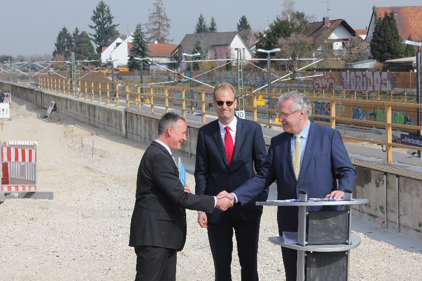 Nach der Vertragsunterzeichnung am S-Bahn-Haltepunkt Fürth-Unterfarrnbach bedankte sich Fürths OB Thomas Jung (li.) bei Verkehrsminister Joachim Herrmann (re.) für dessen Unterstützung. Volker Hentschel (DB Netz AG) unterstrich jedoch nochmals, dass die Bahn weiterhin am Verschwenk durch das Knoblauchsland festhalten will und der vereinbarte Einbau der Weichen am Fürther Bogen nur als Interimslösung zu sehen ist. Foto: Ebersberger