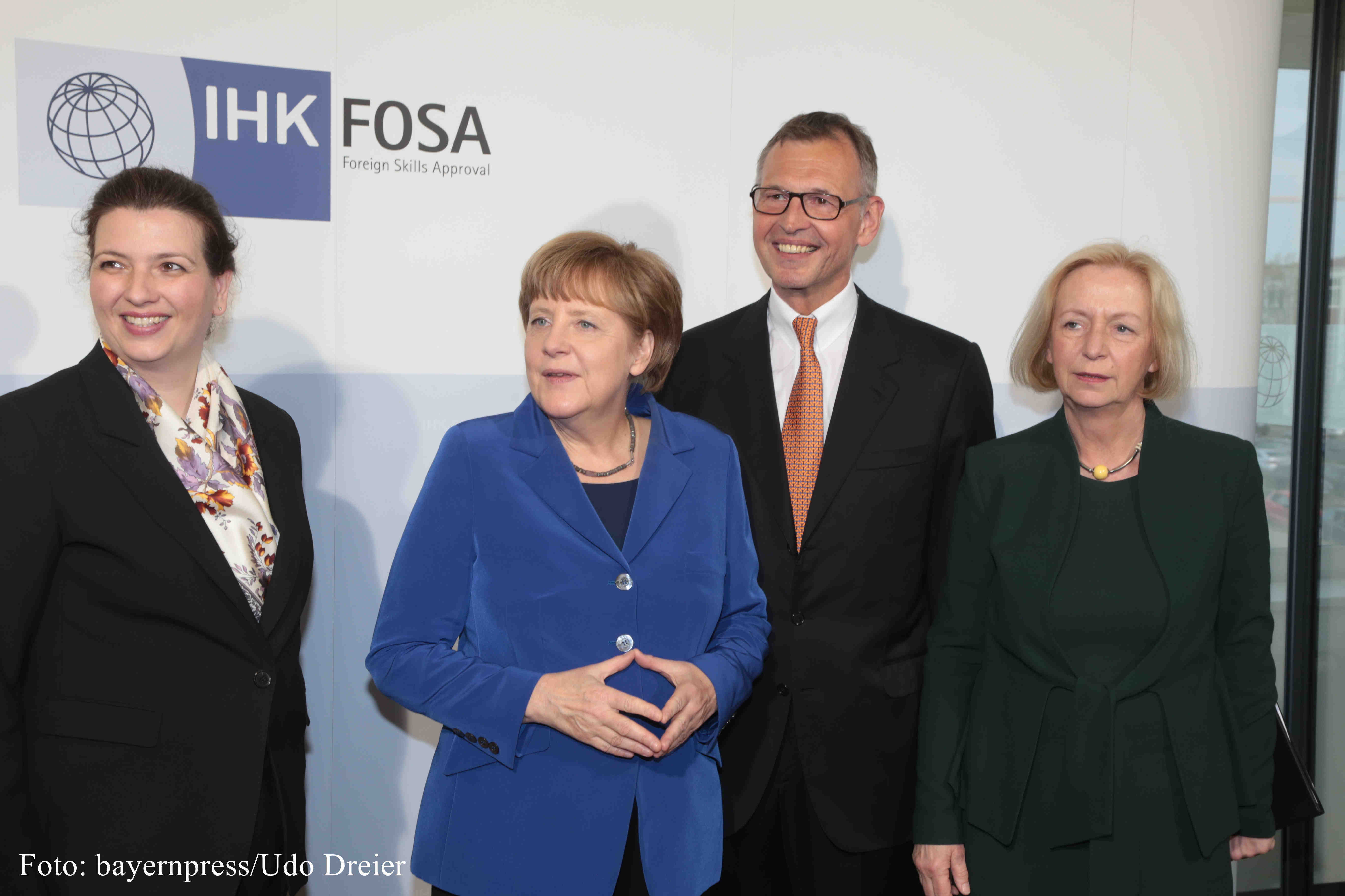 Bundeskanzlerin Dr. Angela Merkel (2.v.l.) mit Bildungsministerin Johanna Wanka (r.), Dirk von Vopelius, Präsident der IHK Nürnberg für Mittelfranken, und FOSA-Geschäftsführerin Heike Klembt-Kriegel (l.).