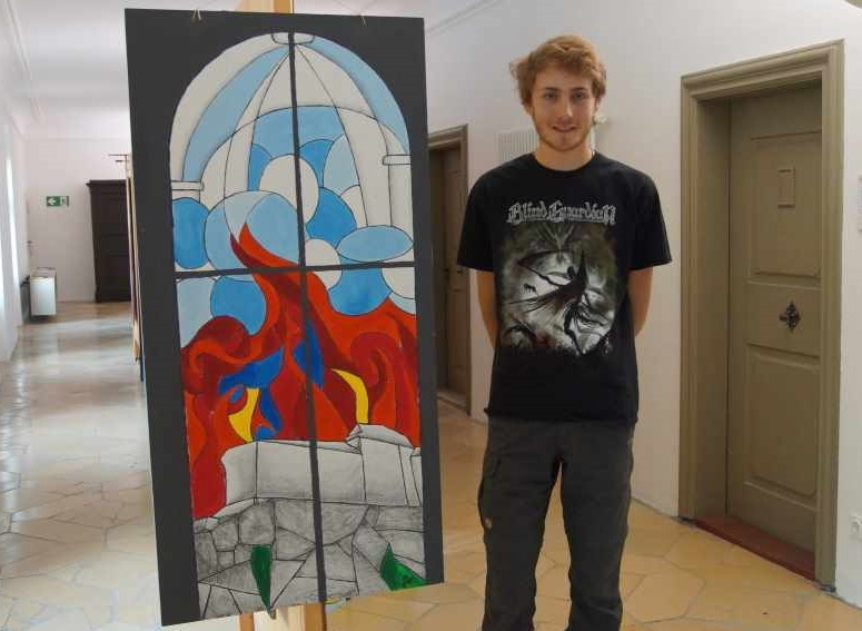 Einer der an der Gestaltung des Fensters beteiligten Jugendlichen präsentiert das Fenster für die Kapelle Cadolzburg.