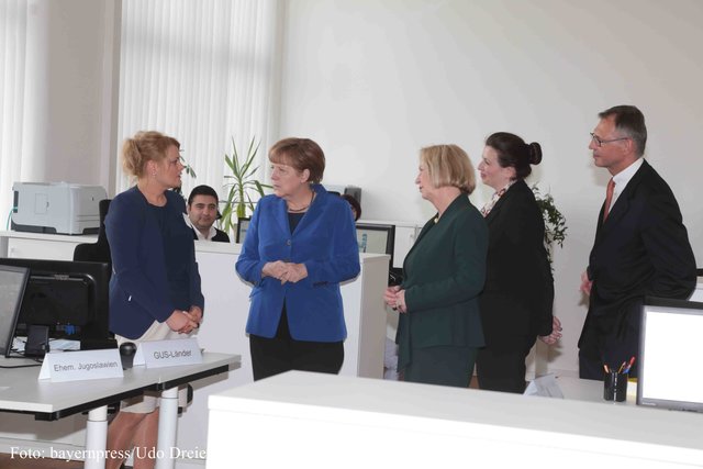 Bilderstrecke: Besuch von Bundeskanzlerin Dr. Angela Merkel bei der IHK FOSA in Nürnberg. | Foto: bayernpress