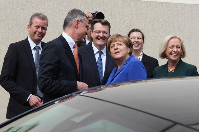 Bundeskanzlerin Merkel in Nürnberg (v.l.): Oberbürgermeister Dr. Ulrich Maly, IHK-Präsident Dirk von Vopelius, Michael Frieser MdB, Bundeskanzlerin Dr. Angela Merkel, IHK FOSA Geschäftsführerin Heike Klembt-Kriegel, Bundesministerin für Bildung und Forschung Prof. Dr. Johanna Wanka. | Foto: oh/Büro Frieser