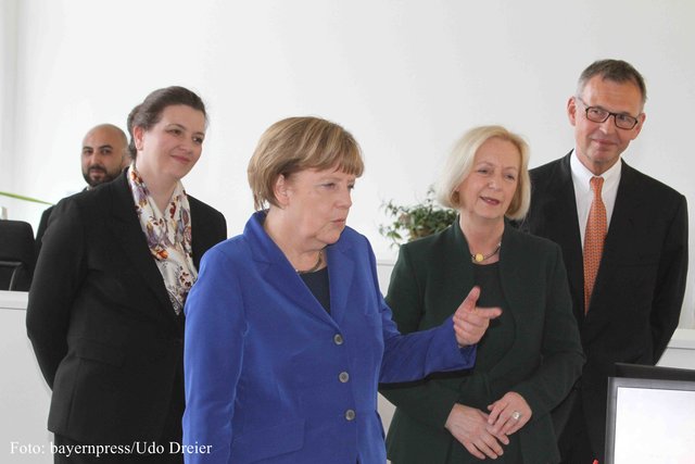 Bilderstrecke: Besuch von Bundeskanzlerin Dr. Angela Merkel und Bildungsministerin Johanna Wanka (2.v.r.) bei der IHK FOSA in Nürnberg. | Foto: bayernpress
