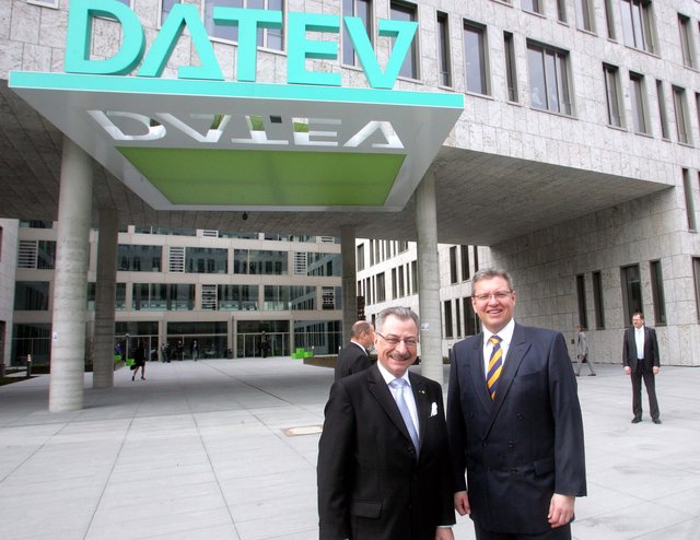 Einweihung des DATEV IT-Campus 111 in Nürnberg:  DATEV Vorstandsvorsitzender Prof. Dieter Kempf (l.) und Messe-Chef Dr. Roland Fleck. | Foto: König