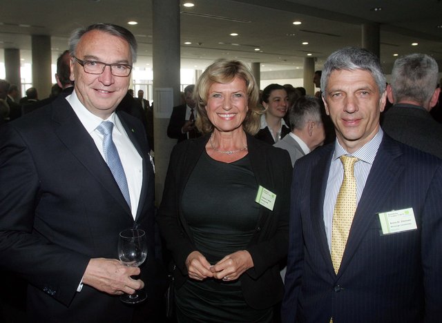 Einweihung des DATEV IT-Campus 111 in  Nürnberg (v.l.): Eckhard Schwarzer, stellv. Vorsitzender der DATEVeG, MdB Dagmar Wöhrl und Dr. Armin Zitzmann, Vorstandsvorsitzender NÜRNBERGER Versicherungsgruppe. | Foto: König