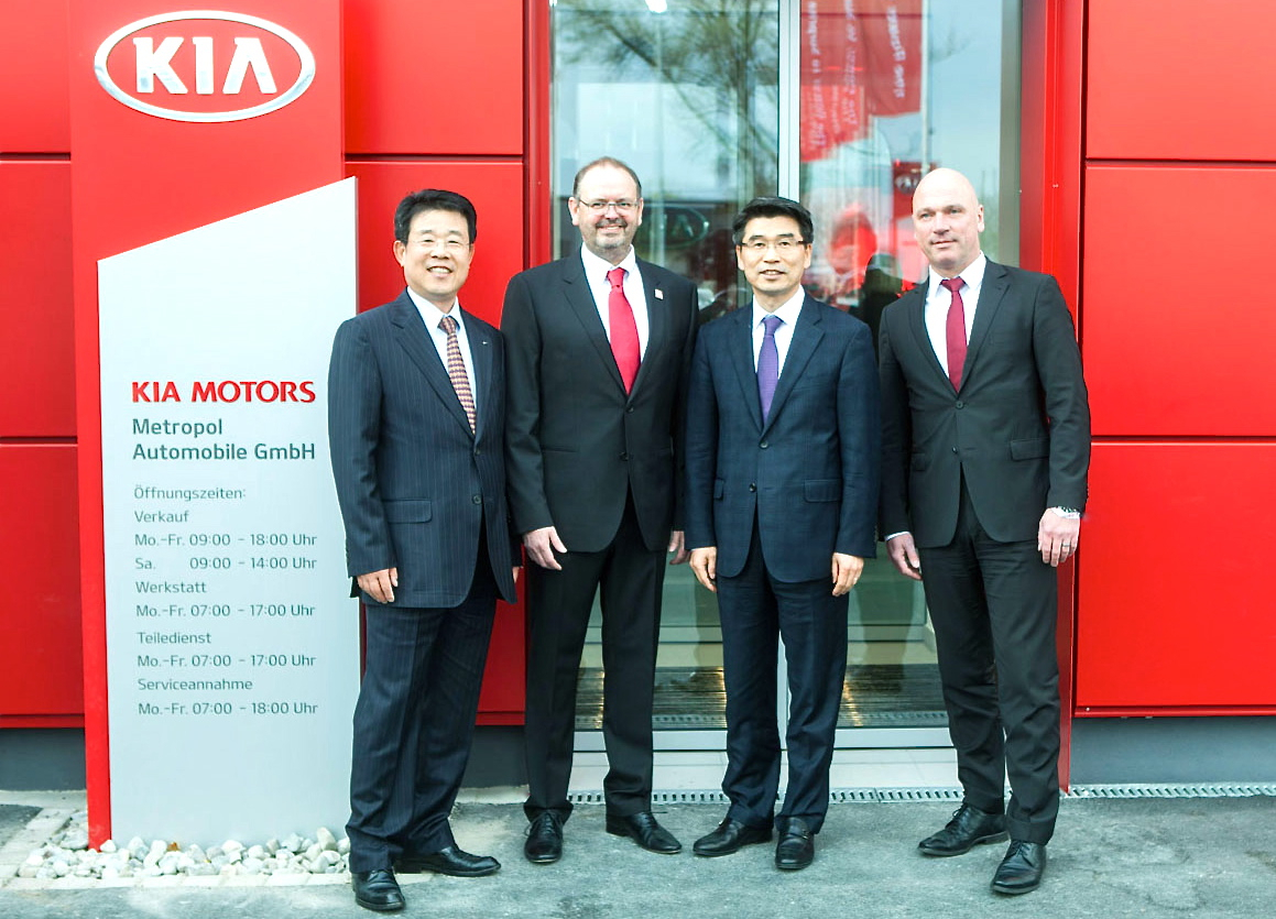 Hoher Besuch zur Eröffnung: Jin Ha Kim, Präsident und Geschäftsführer (CEO) von Kia Motors Deutschland (l.), Ho-Sung Song, Präsident von Kia Motors Europe (3.v.l.) und Steffen Cost, Geschäftsführer (COO) von Kia Motors Deutschland (r.) wünschten Jochen Scharf, Geschäftsführer der Metropol Automobile GmbH (2.v.l.), viel Erfolg. Foto: Metropol Automobile Nürnberg