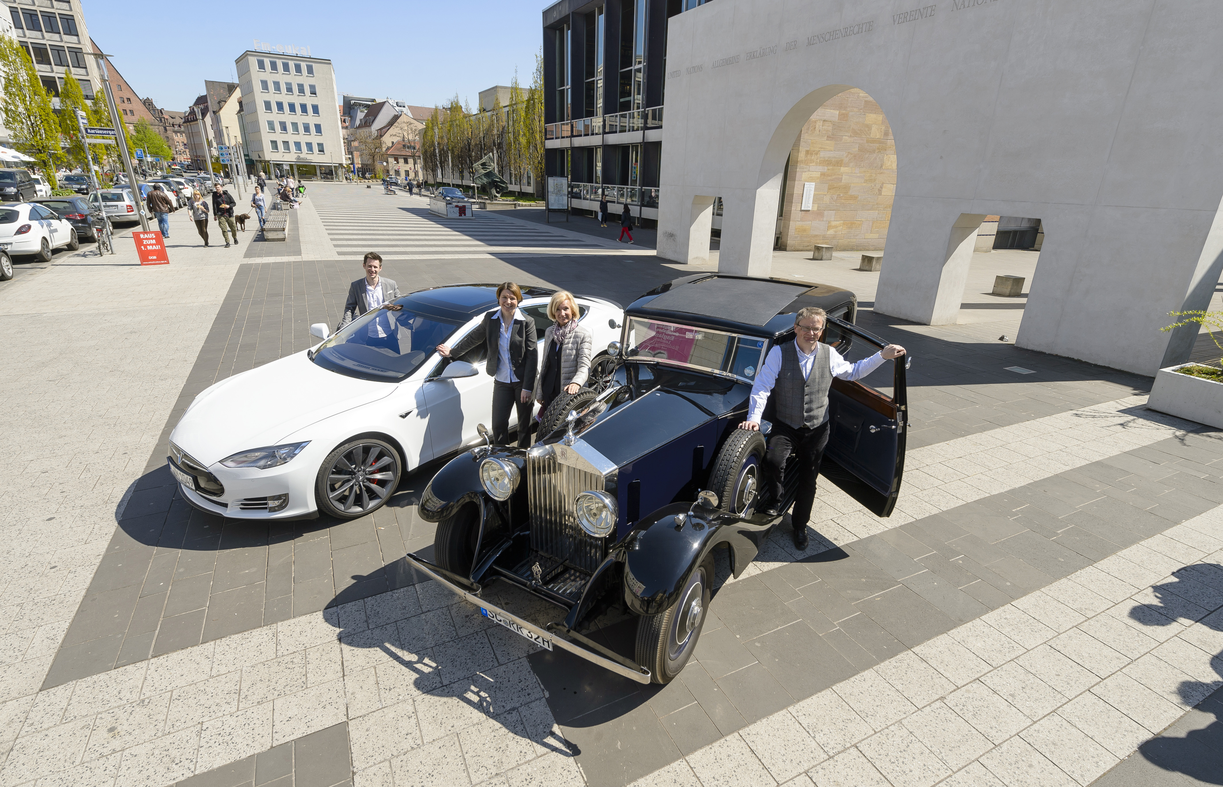 Rolls Royce, Bj. 1932 und ein Tesla mit s700 PS. Beide Wagen stehen, wie die anderen 28 auch, in der Blauen Nacht für Rundfahrten um die Nürnberger Altstadt zur Verfügung. Erwin Barz (Tesla), Silke Weber (NÜRNBERGER Versicherungsgruppe), Kulturreferentin Prof. Dr. Julia Lehner und Jan Mutschler, der glücklichen Besitzer des Rolls Royce präsentierten die ,,Mobilen Zeiten".