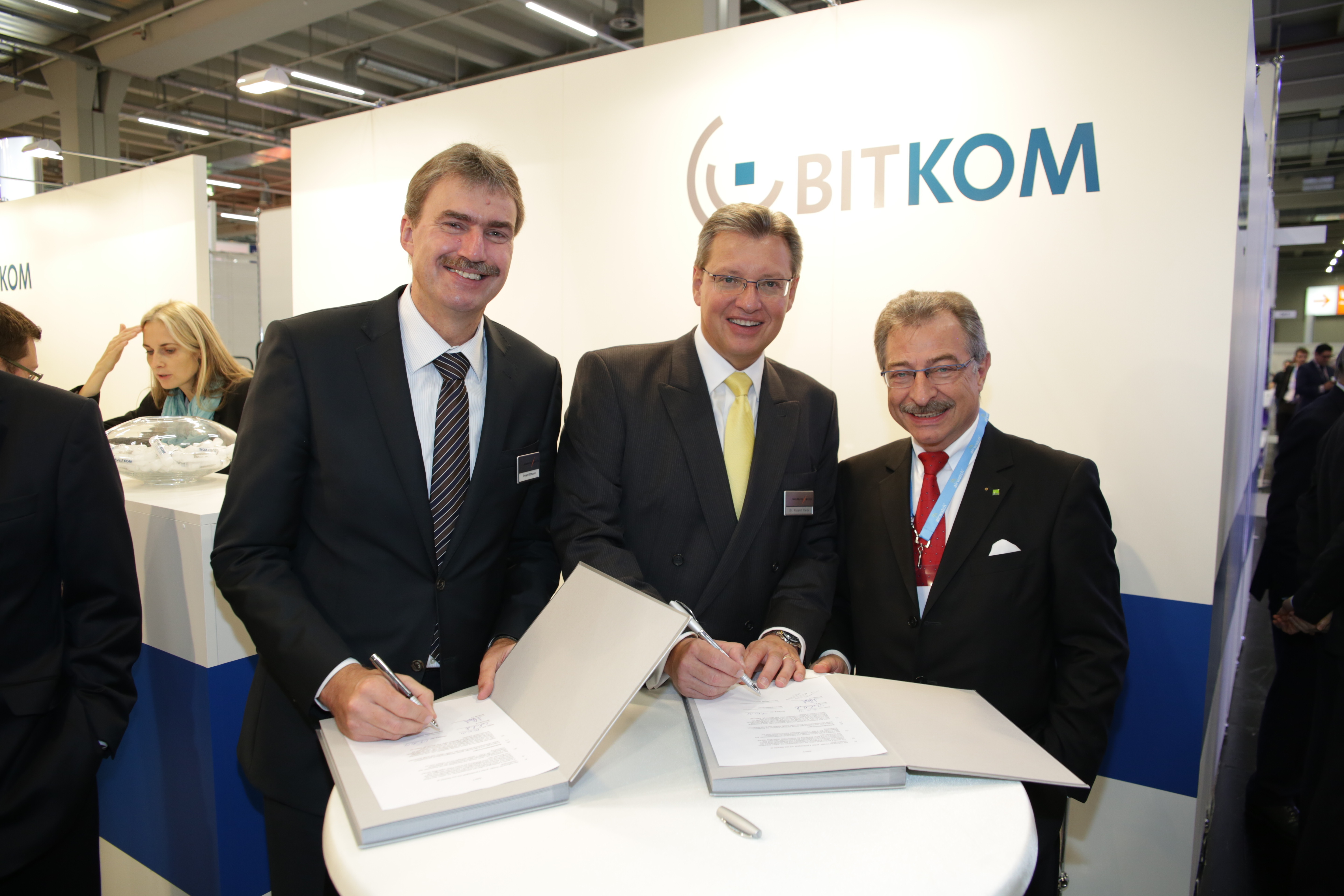 Messerundgang im Anschluss an die Eröffnungsveranstaltung der it-sa 2014 - Unterzeichnung der Vertragsurkunde zur Verlängerung der ideellen Trägerschaft durch den BITKOM e.V. am BITKOM-Stand (v.l.) Peter Ottmann und Dr. Roland Fleck, beide CEO der NürnbergMesse Group mit Prof. Dieter Kempf, Präsident des BITKOM e.V.