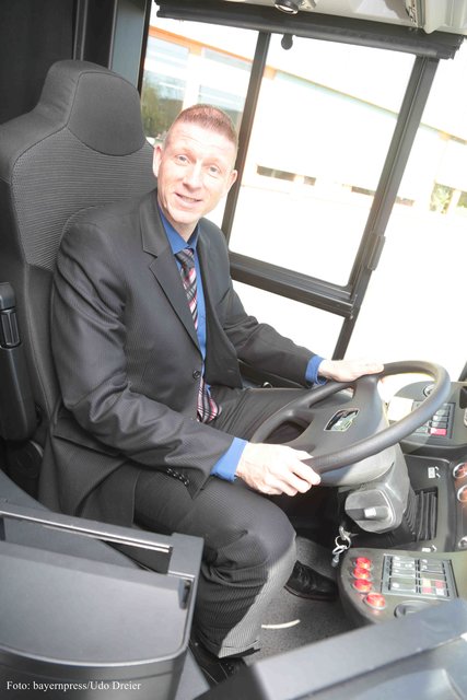 Tim Dahlmann-Resing, Vorstand Marketing und Vertrieb, in einem der neuen VAG Busse. | Foto: bayernpress