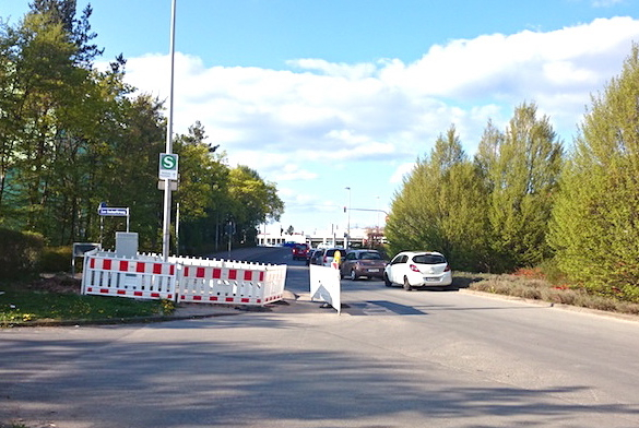 Nicht oder nur schlecht nutzbare Gehwege am Brucker Bahnhof erhitzen derzeit die Gemüter im Stadtrat. Foto: Christian Lehrmann