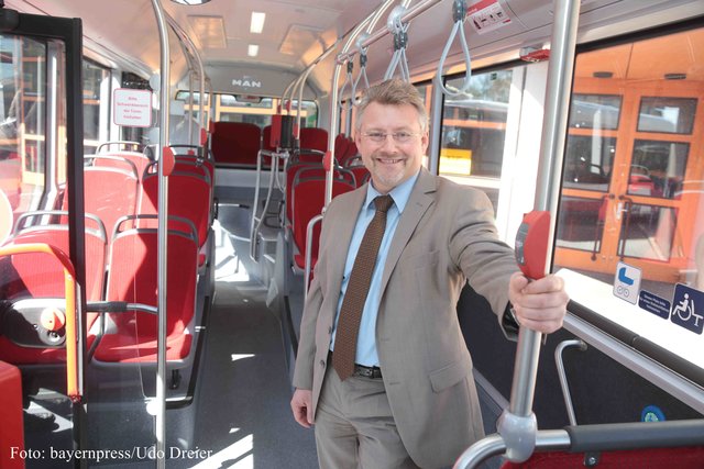 Michael Richarz, Vorstand Technik und Vertrieb, in einem der neuen Busse. | Foto: bayernpress