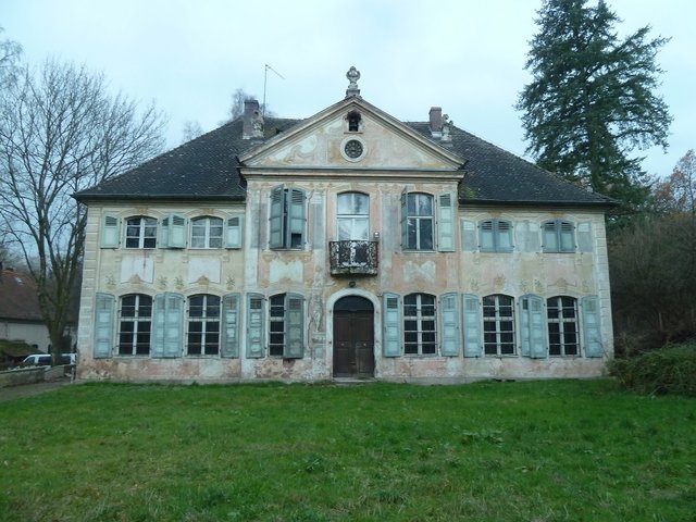 Noch etwas herunter gekommen sieht es aus. Doch bald sollen wieder bessere Zeiten für das Schloss Appelhof kommen: Die Umgestaltungen sind schon in vollem Gange.