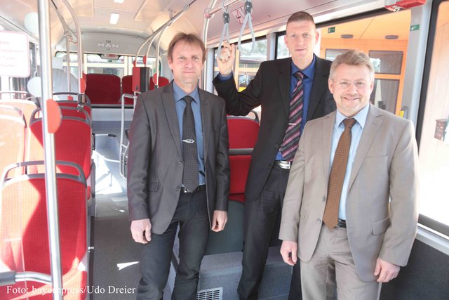 Tim Dahlmann-Resing (Mitte), Vorstand Marketing und Vertrieb, Michael Richarz (r.), Vorstand Technik und Vertrieb und Michael Sievers, Geschäftsbereichsleiter Buswerkstätten (l). | Foto: bayernpress