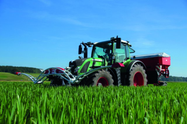 Digitalisierung in der Landwirtschaft: Mit Sensoren wird in Sekundenbruchteilen der Ernährungszustand der Pflanzen gemessen und an das Ausbringgerät weitergegen, das dann die Pflanzen ganz individuell bedarfsgerecht versorgt.