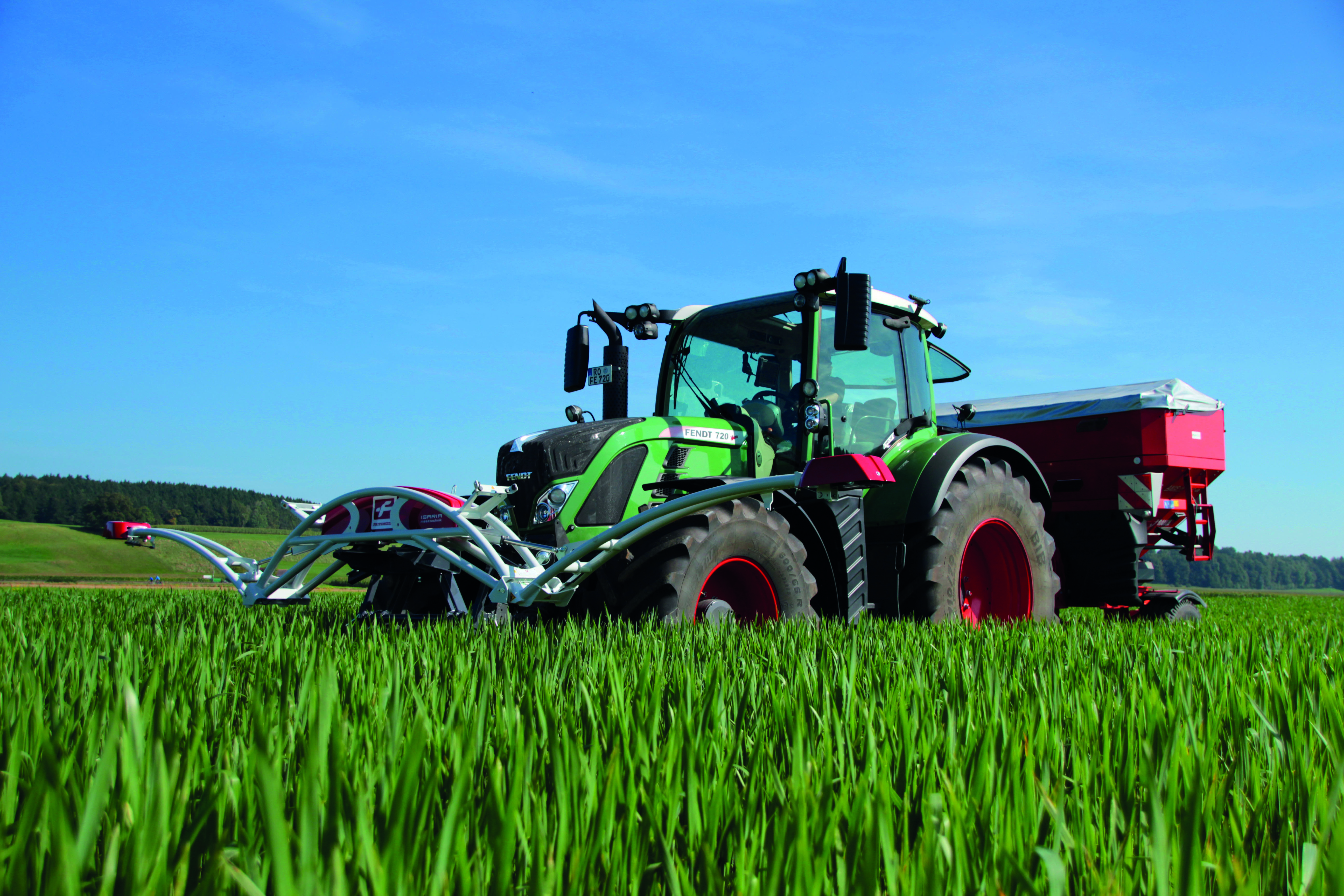 Digitalisierung in der Landwirtschaft: Mit Sensoren wird in Sekundenbruchteilen der Ernährungszustand der Pflanzen gemessen und an das Ausbringgerät weitergegen, das dann die Pflanzen ganz individuell bedarfsgerecht versorgt.