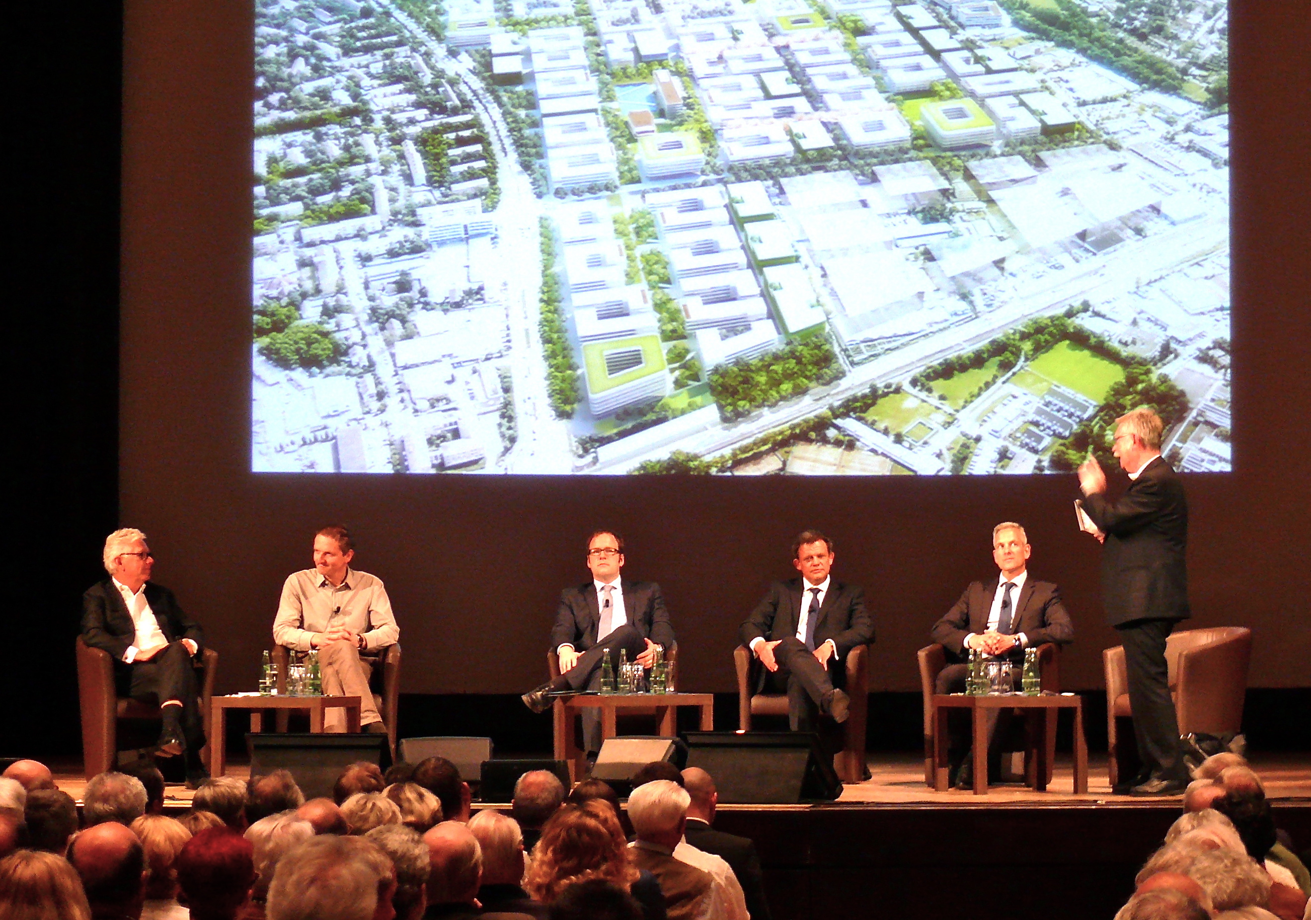 Unter der Moderation von Prof. Dr. Franz Pesch stellten Thomas Braun, Dr. Zsolt Sluitner, Dr. Florian Janik, Josef Weber und Jürgen Engel ( v.r.n.l.) den aktuellen Stand zum Projekt „Siemens Campus“ vor und beantworteten Fragen der Bürgerinnen und Bürger. Foto: Uwe Müller