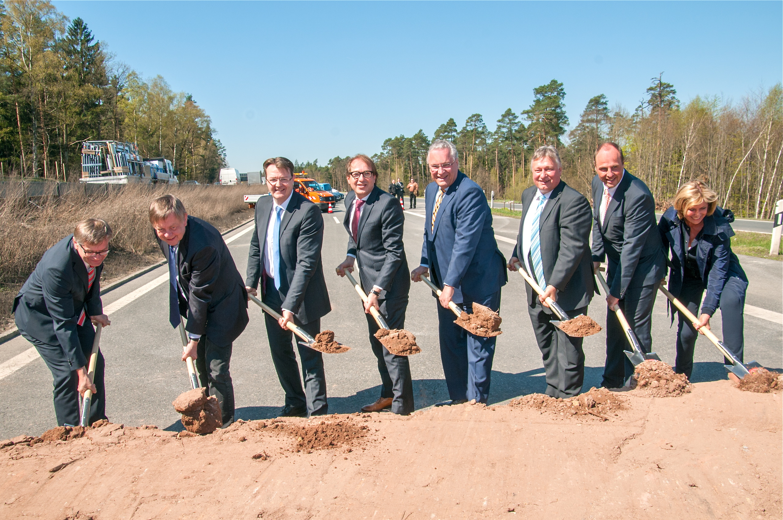 Der Vize-Präsident der Autobahndirektion Nordbayern, Helmut Arndt, Karl Freller MdL (CSU), Michael Frieser MdB (CSU), Bundesverkehrsminister Alexander Dobrindt (CSU), Bayerns Innenminister Joachim Herrmann (CSU), Martin Burkert MdB (SPD), Bürgermeister Christian Vogel (SPD) sowie Dagmar Wöhrl MdB (CSU) beim Spatenstich. Foto: Bundesministerium für Verkehr und digitale Infrastruktur / Hans-Peter König