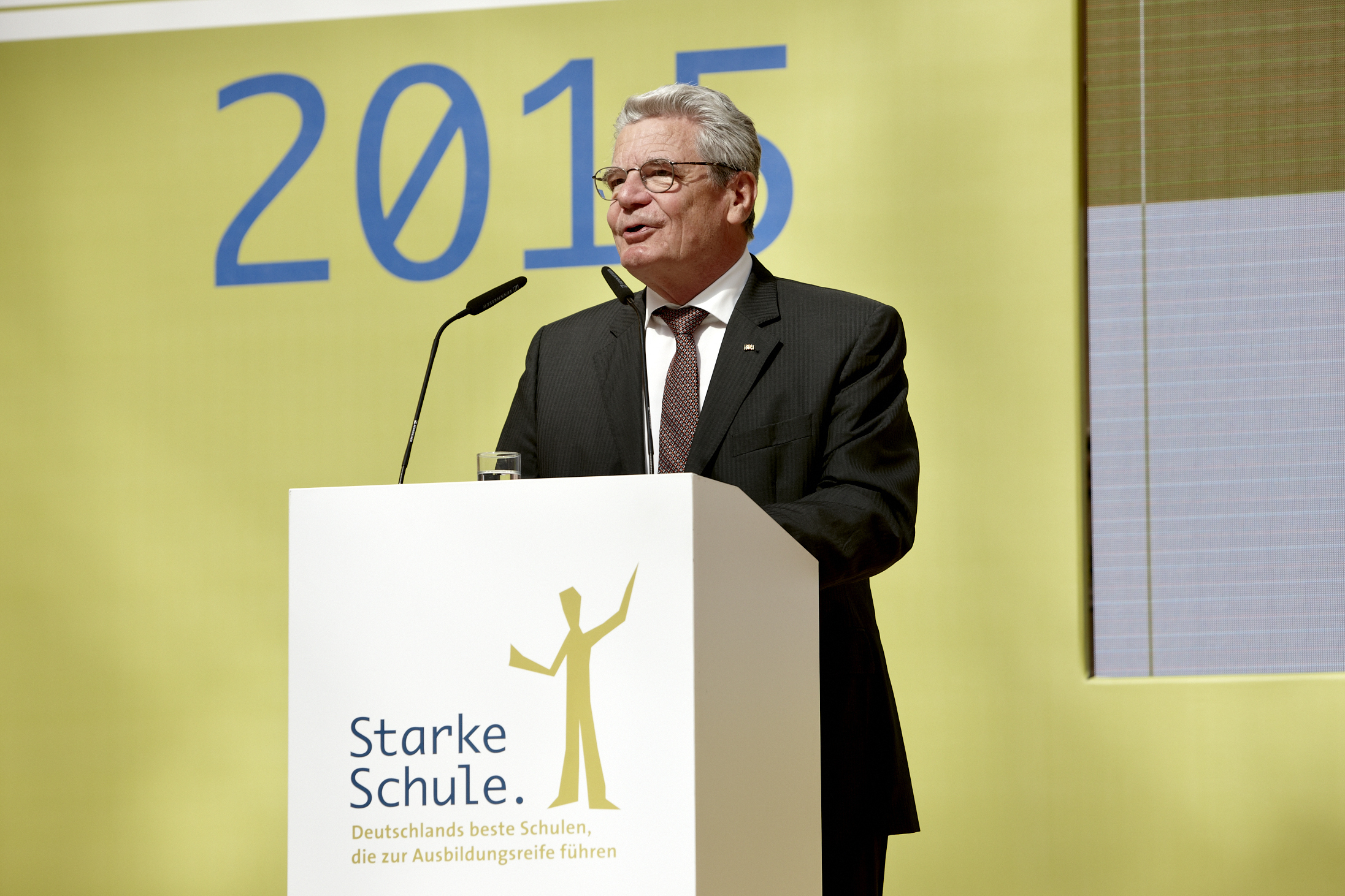 Bundespräsident Joachim Gauck und die Partner von „Starke Schule“ im Deutschen Historischen Museum in Berlin die Siegerschulen ausgezeichnet.