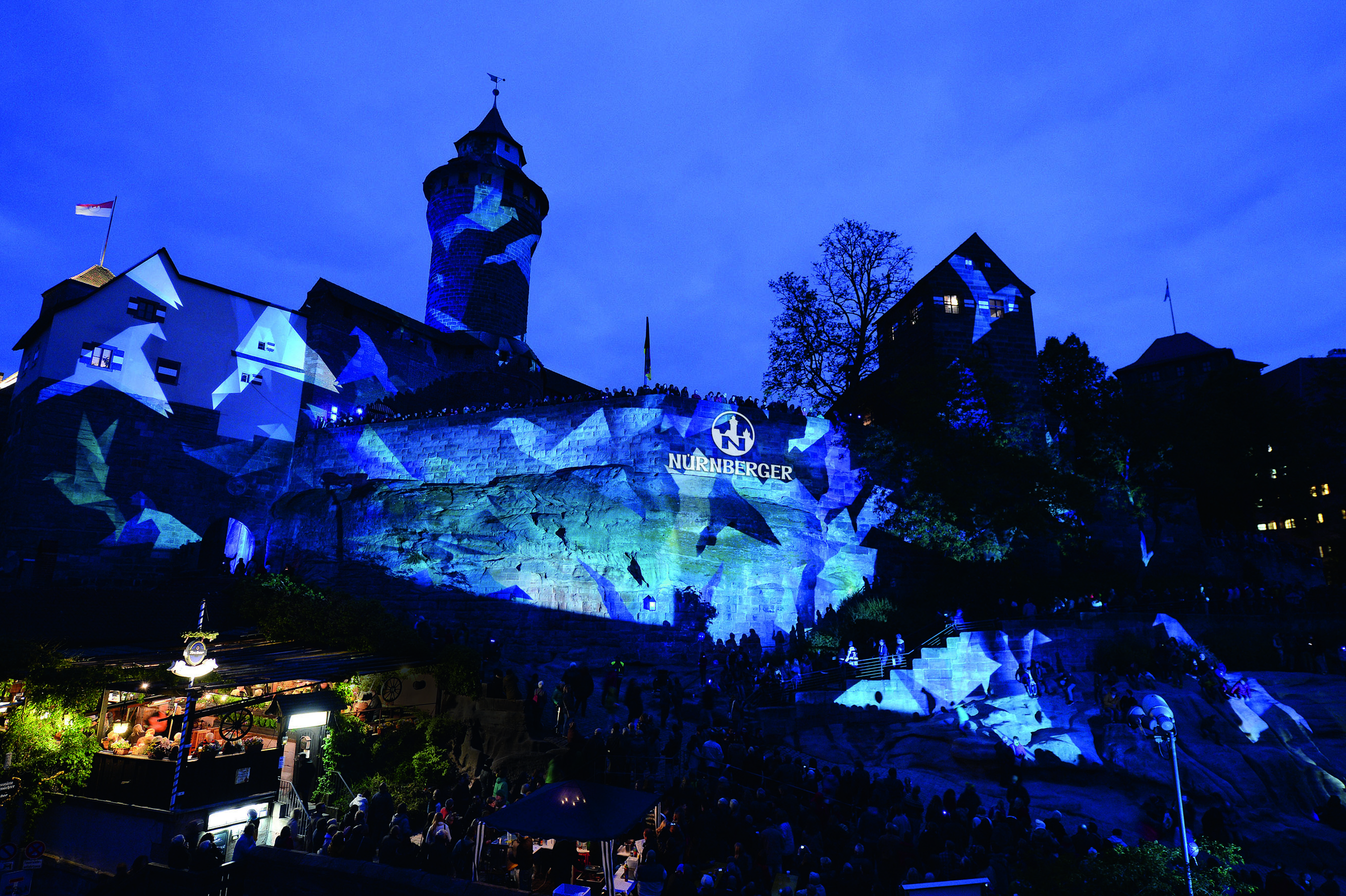 Burg-Illumination in der Blauen Nacht.