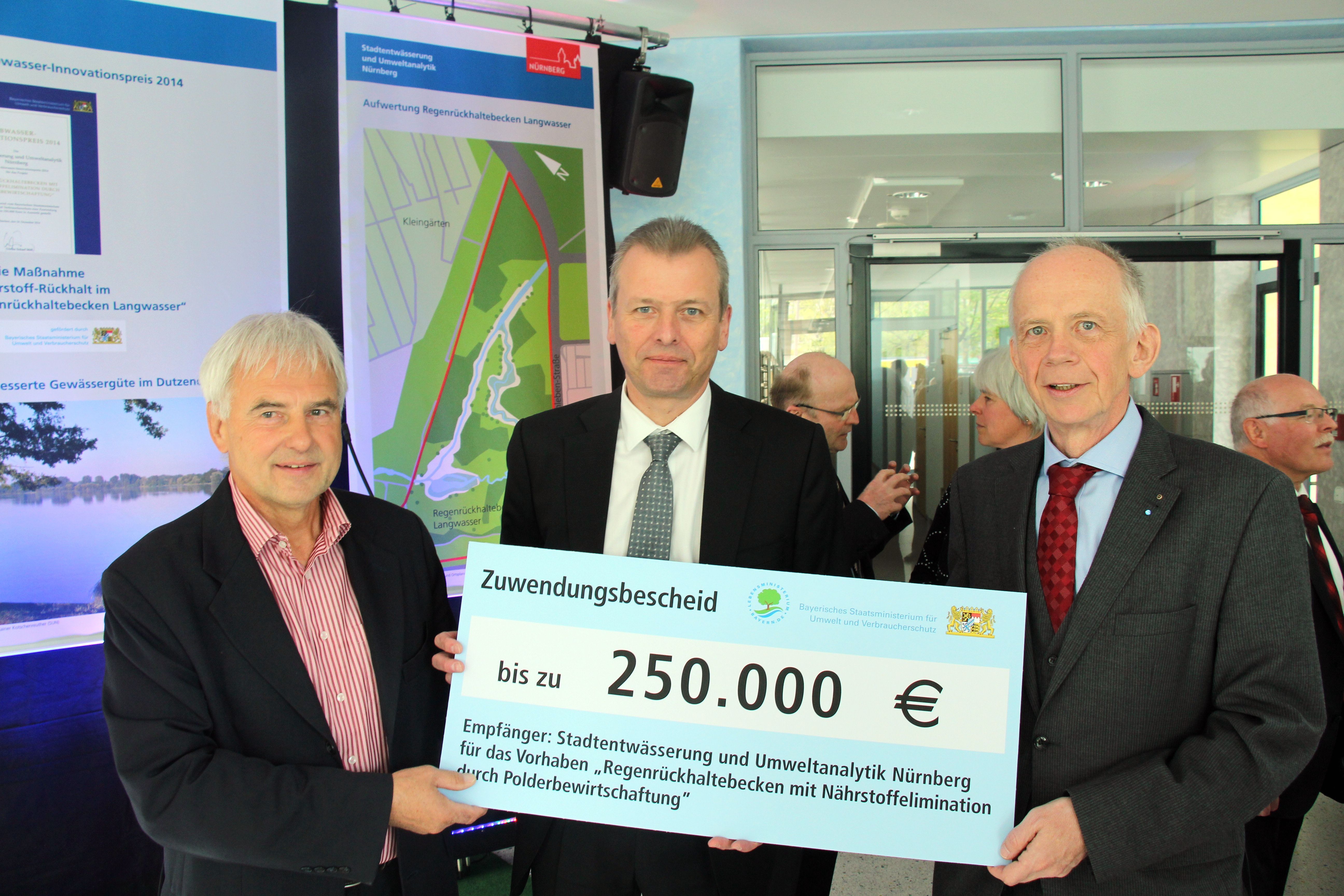 Ministerialdirigent Prof. Dr. Martin Grambow vom bayerischen Staatsministerium für Umwelt- und Verbraucherschutz hat am Donnerstag, 23. April 2015, den Förderbescheid für den bayerischen Abwasser-Innovationspreis an die Stadtentwässerung und Umweltanalytik Nürnberg (Sun) überreicht, den Oberbürgermeister Dr. Ulrich Maly und Umweltreferent Dr. Peter Pluschke (v.r.) entgegennehmen.