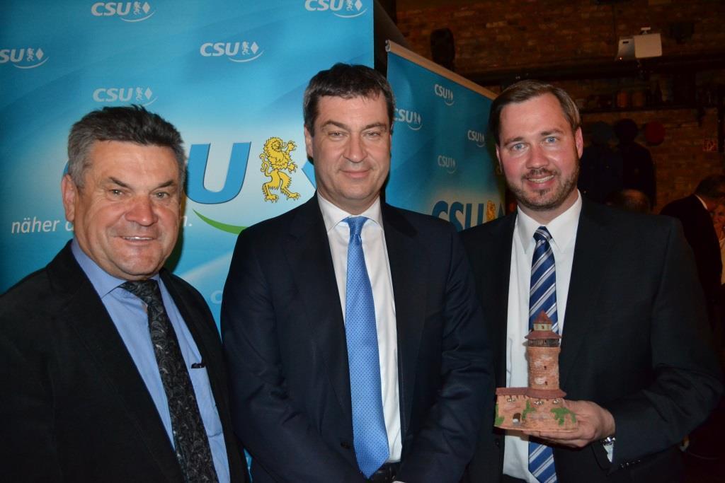 Zum neuen Vorsitzenden der CSU Nürnberg-West wurde Jochen Kohler (r.) gewählt. Auf dem Bild mit Dr. Markus Söder (Mitte). Er folgt auf Stadtrat Kilian Sendner (l.), der nicht mehr für das Amt des Kreisvorsitzenden kandidierte.