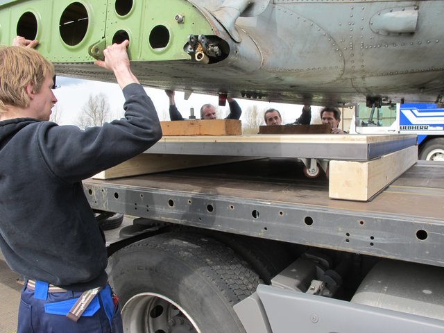Transport einer Antonow AN-2 in die Werkstätten des Staatstheaters. | Foto: Staatstheater Nürnberg