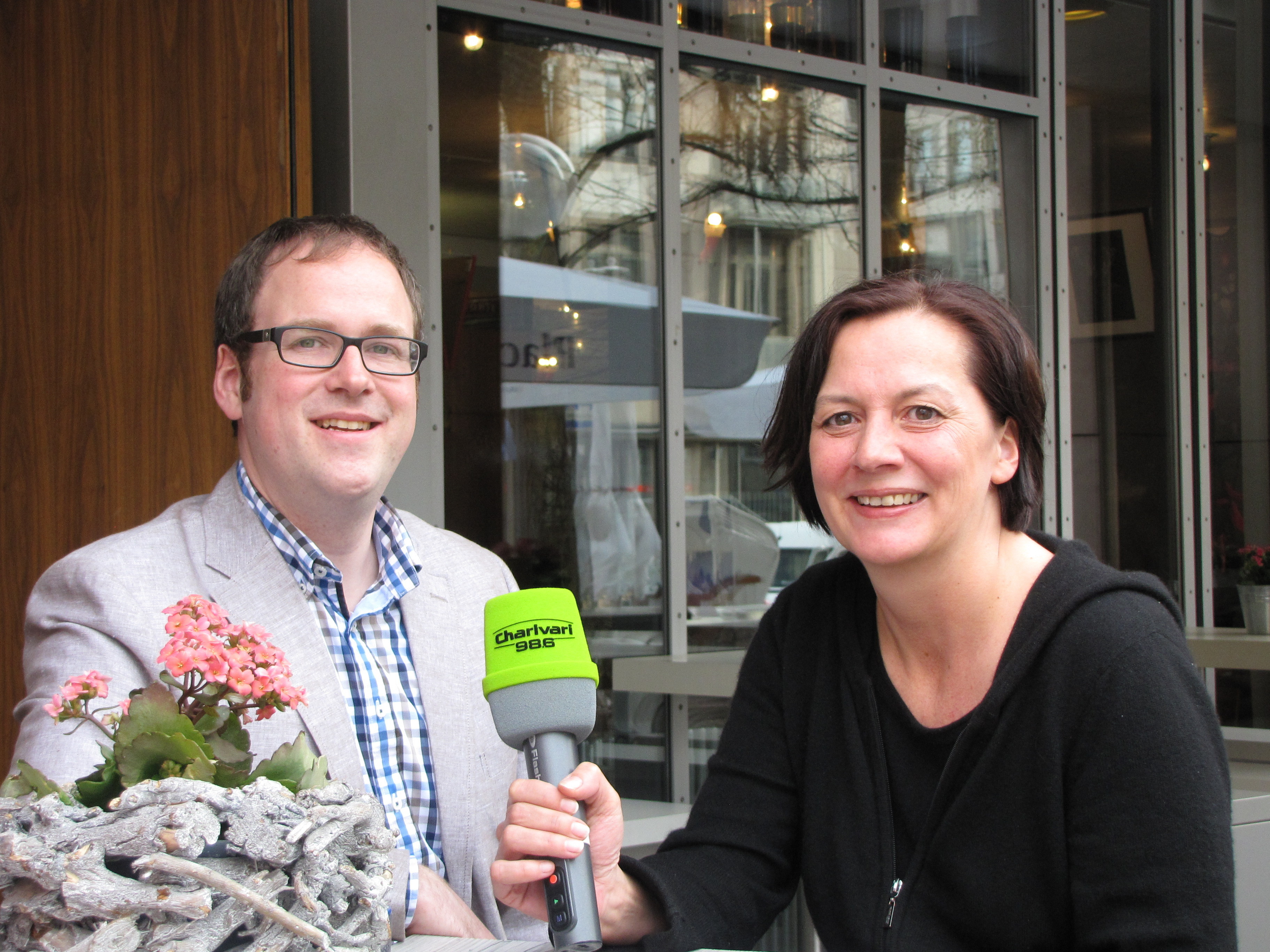 Für ihr Charivari Promifrühstück hat sich Petra Seel mit Erlangens Oberbürgermeister Florian Janik im „Lorenz“ in der Nürnberger Altstadt getroffen.