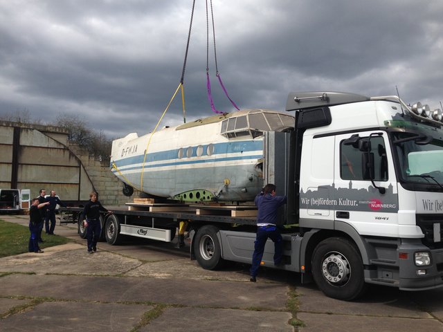 Aufwändiger Transport einer Antonow AN-2 in die Werkstätten des Staatstheaters. | Foto: Staatstheater Nürnberg