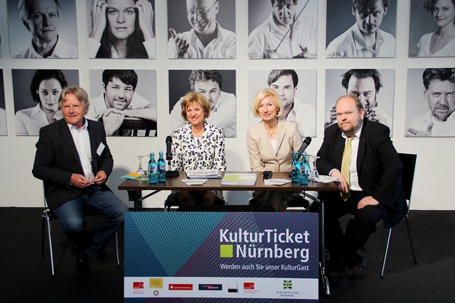 Stellten das KulturTicket Nürnberg vor: (v.r.): Reiner Prölß, Referent für Jugend, Familie und Soziales, Kulturreferentin Prof. Dr. Julia Lehner, Inge Weise, die Vorsitzende des Vorstands der Bürgerstiftung Nürnberg, und deren Pressesprecher Helmut Hantke. Für Prof. Dr. Julia Lehner (2.v.r.) ist damit ,,ein Herzenswunsch in Erfüllung gegangen".