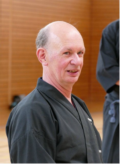 Rudi Müller aus Bamberg, Präsident des Bayerischen Iaido Bundes (6. Dan Iaido Renshi), organisierte mit Unterstützung seines Vereins den Lehrgang.
