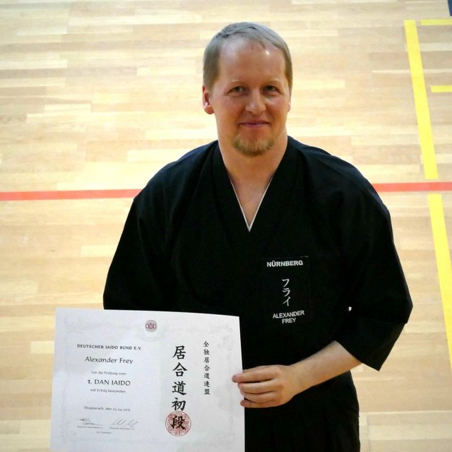 Alexander Frey nach bestandener Prüfung zum 1. Dan (Shodan) Iaido.