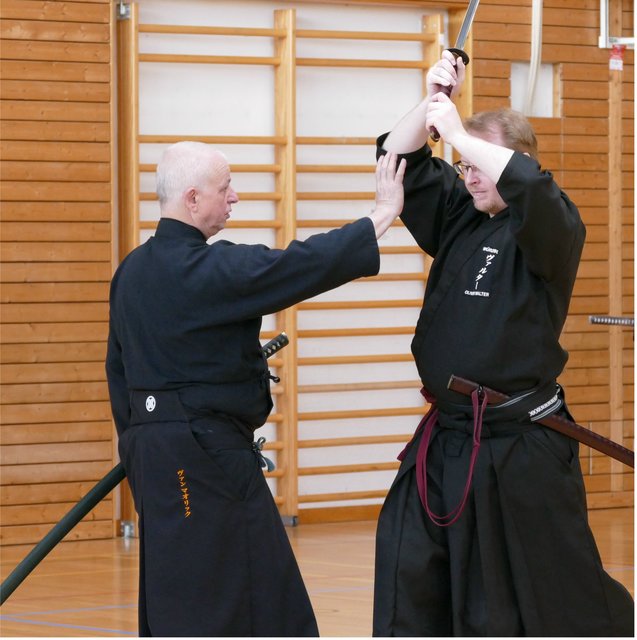 Wim van Mourik (5. Dan), Nationalmannschaftstrainer des Deutschen Iaido Bundes korrigiert Kadermitglied Oliver Walter.