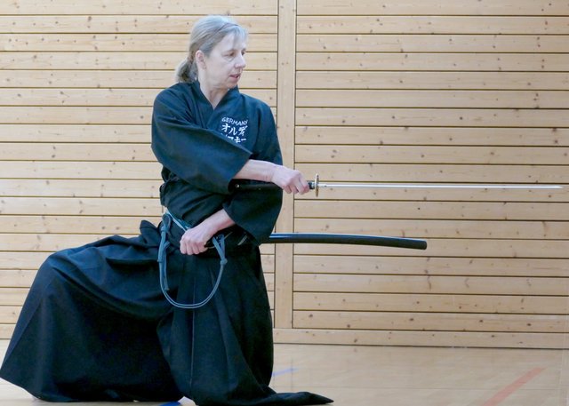 Sylvia Ordynsky demonstriert die Kata Tsuka-Ate