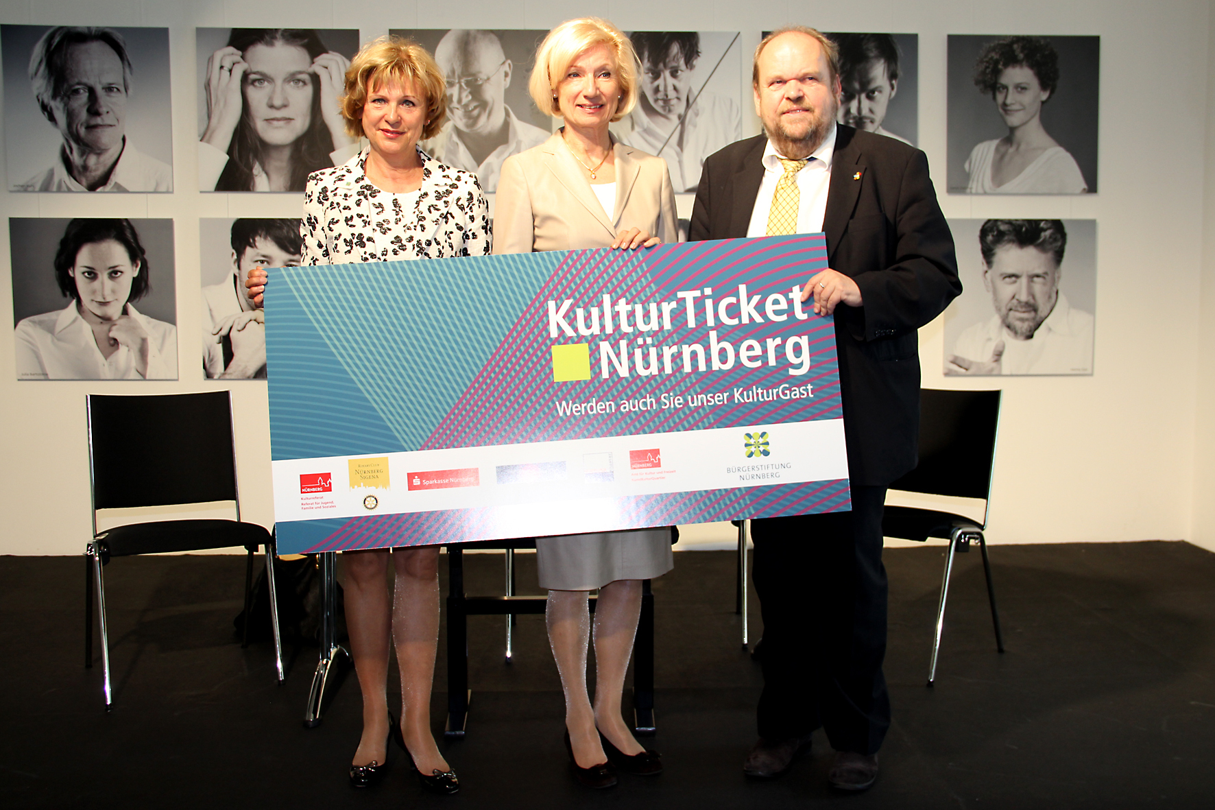 Stellten im Foyer des Schauspielhauses das neue Kulturticket vor (v.r.): Reiner Prölß, Referent für Jugend, Familie und Soziales, Kulturreferentin Prof. Dr. Julia Lehner und Inge Weise, die Vorsitzende des Vorstands der Bürgerstiftung Nürnberg.