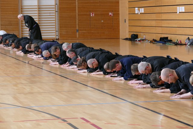 Reiho; Traditionells Grüßen, höfliches Bedanken und Verbeugen zu Ende des Lehrgangs.
