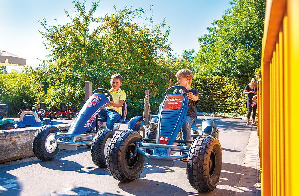 Die großen Gokarts versprechen viel Fahrspaß.
