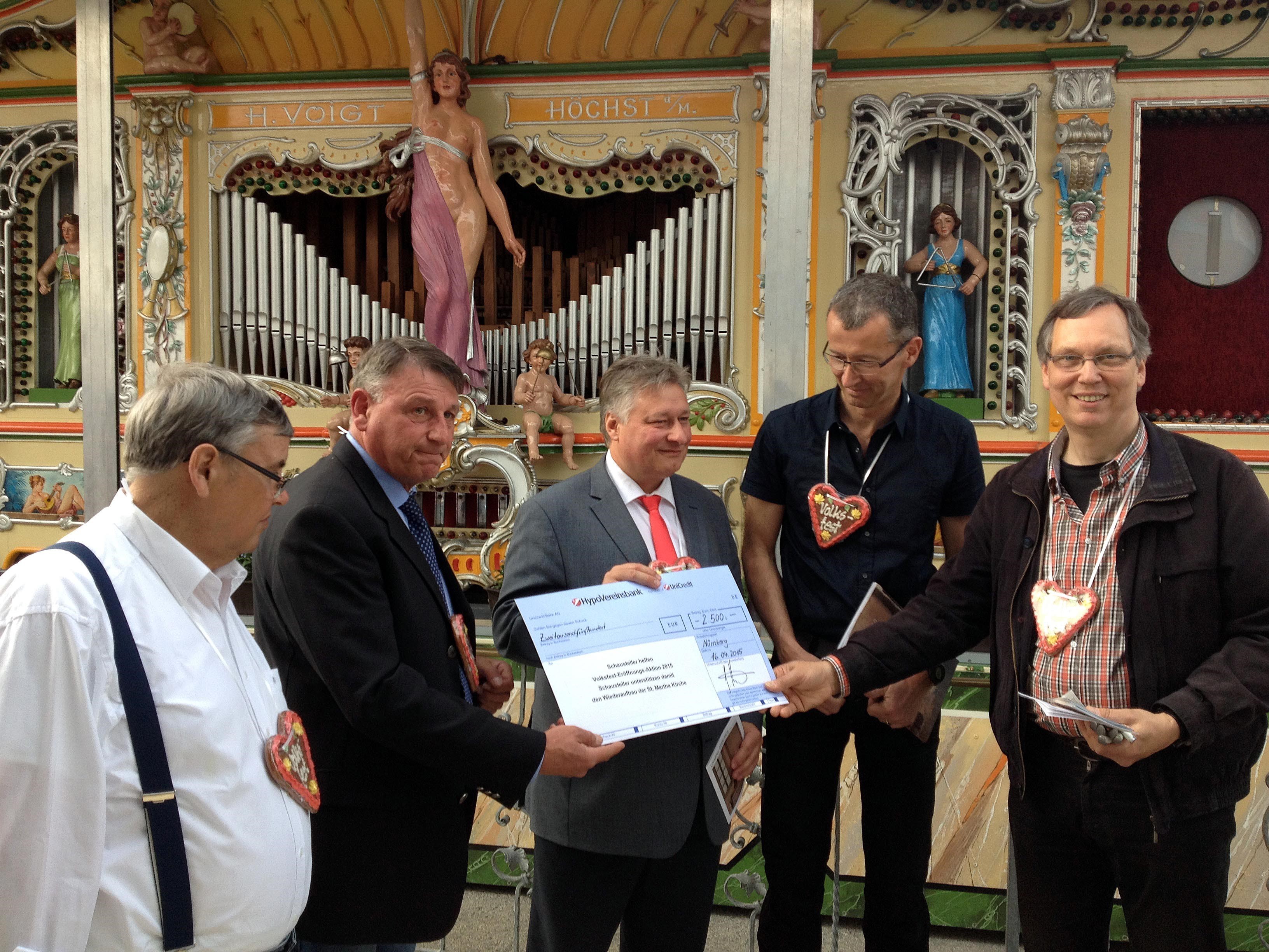 Scheckübergabe des Schaustellerverbandes für die Martha-Kirche mit MdB Martin Burkert (Mitte).