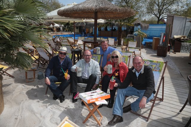 Die Stadtstrand-Experten: (v.r.) Stadtstrand-Boss Lorenz Kalb, Gabriele Leroch (Tucher), Stadtstrand Technik Direktor Kurt Grauberger, Michael Lauer (Tucher) und Stadtstrand-Gesellschafter Karl-Heinz Hartnagel. | Foto: bayernpress